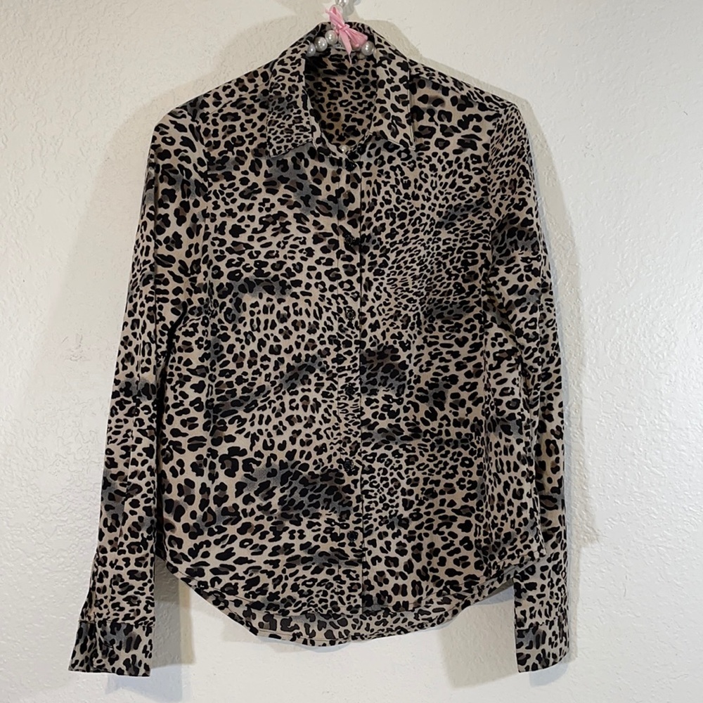 GLAMOROUS Animal Print Curved Hem Blouse Size 4